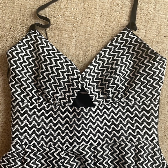 Black and white halter dress with cutout - Picture 2 of 3